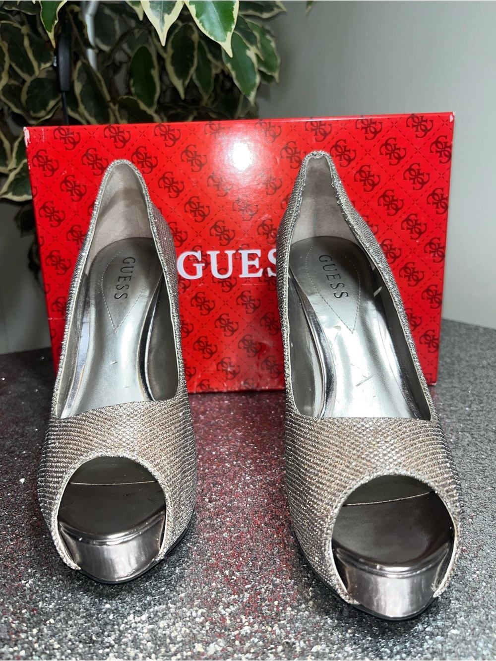 Women's GUESS Stylish Glittery Heels Size 8.5M